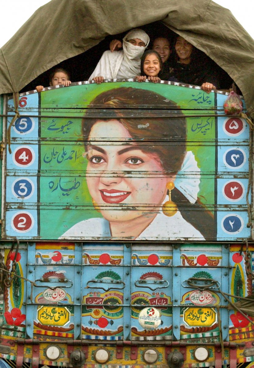 In einem bunt bemalten pakistanischen LKW kehren Flüchtlinge nach Kabul zurück. Rund 300.000 Afghani waren vor dem Taliban-Regime nach Pakistan geflohen und kehren jetzt in mehrtägigen Fahrten mit Lastwagen oder zu Fuß in ihre Heimat zurück. Foto: Boris Roessler/dpa