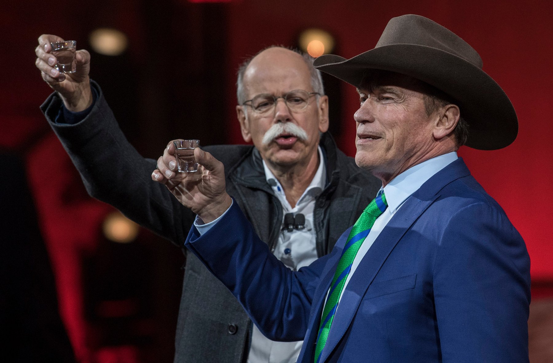 Im Michigan Theatre von Detroit (Michigan,USA) präsentiert der Mercedes-Vorstandsvorsitzende Dieter Zetsche (l) gemeinsam mit Arnold Schwarzenegger am 14.01.2018 die neue G-Klasse. Dabei trinken sie gemeinsam einen Schnaps. 