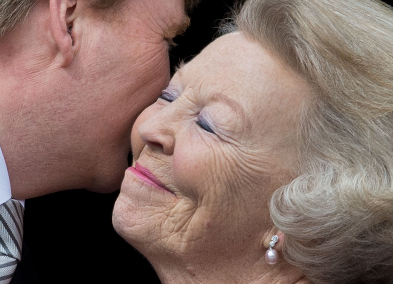 Dutch Royal family members King Willem-Alexander, Queen Maxcima are seen on the balcony  of the Royal Palace in Amsterdam, The Netherlands, 30 April 2013, following the abdiction of her Majesty the Queen. Photo: Boris Roessler/dpa