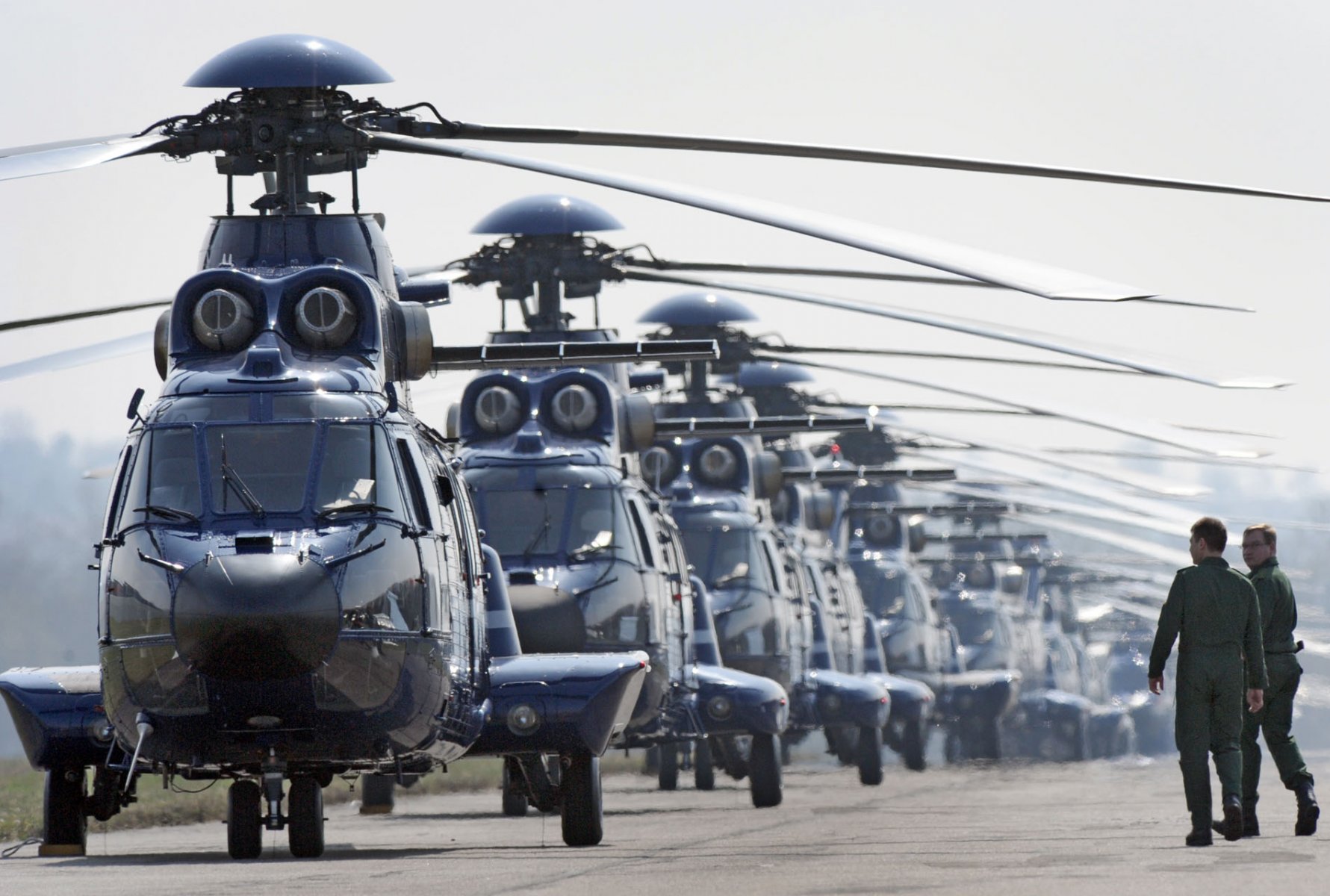  In langer Reihe stehen Hubschrauber vom Typ "Superpuma" der Bundespolizei am  02.04.2009 auf einem Flugfeld bei Offenburg für ihren Einsatz beim NATO-Gipfel bereit. Die Stimmung bei den Mitarbeitern der Bundespolizei ist mies. Mehrere Reformen, verbunden mit Umzügen tausender Mitarbeiter, ständig neue Aufgaben, dazu Personalmangel - bei den rund 40 000 Mitarbeitern gibt es wenig Grund für Frohsinn. Foto: Boris Roessler dpa/lsw (zu dpa: "Frust, Unzufriedenheit, Burnout - die Sorgen der Bundespolizisten" vom 30.07.2012)  +++(c) dpa - Bildfunk+++