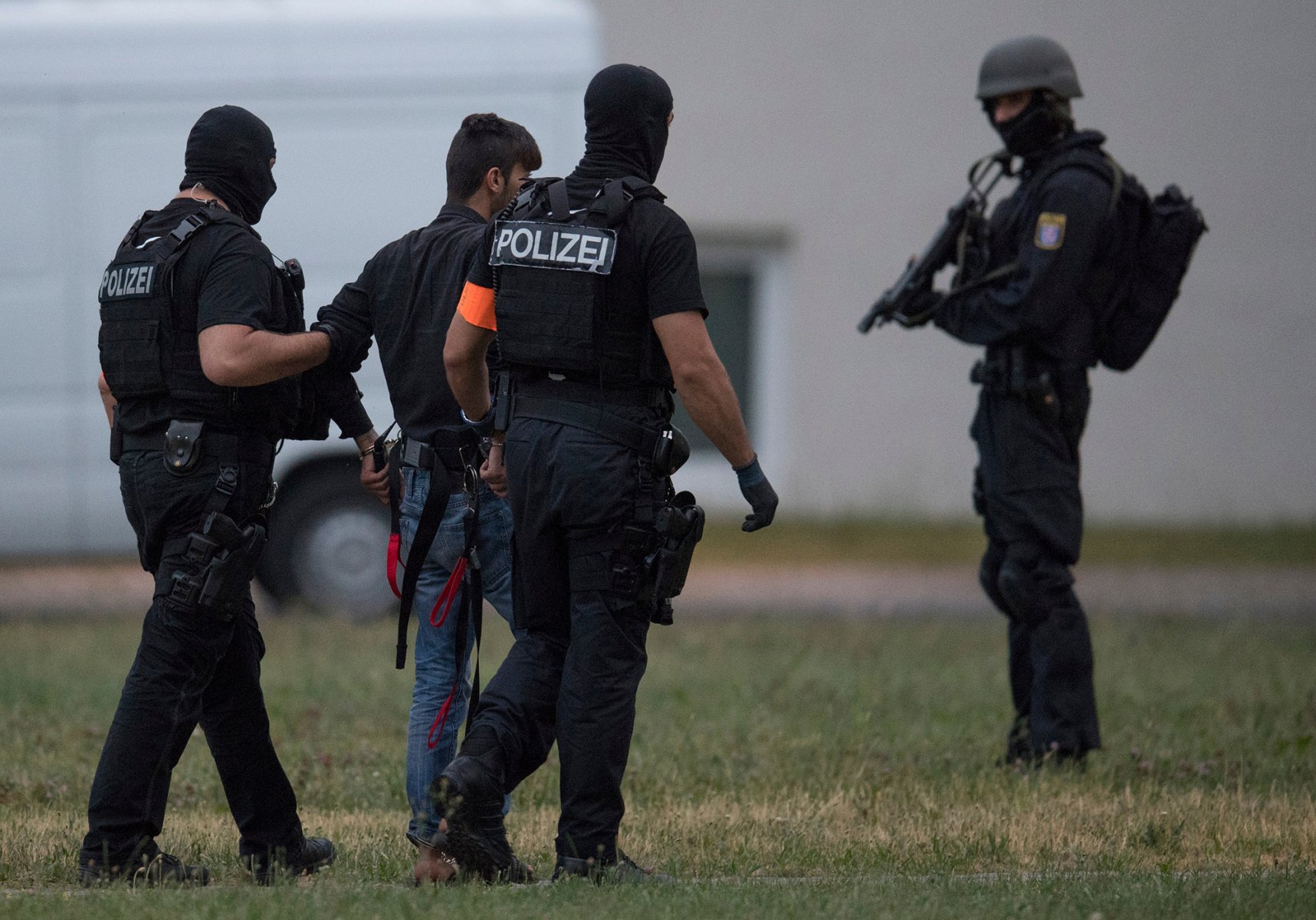 Ali B., Tatverdächtiger im Todesfall Susanna wird von Beamten einer polizeilichen Speuialeinheit aus einem Helikopter zum Polizeipräsidium gebracht. Foto: Boris Roessler/dpa
