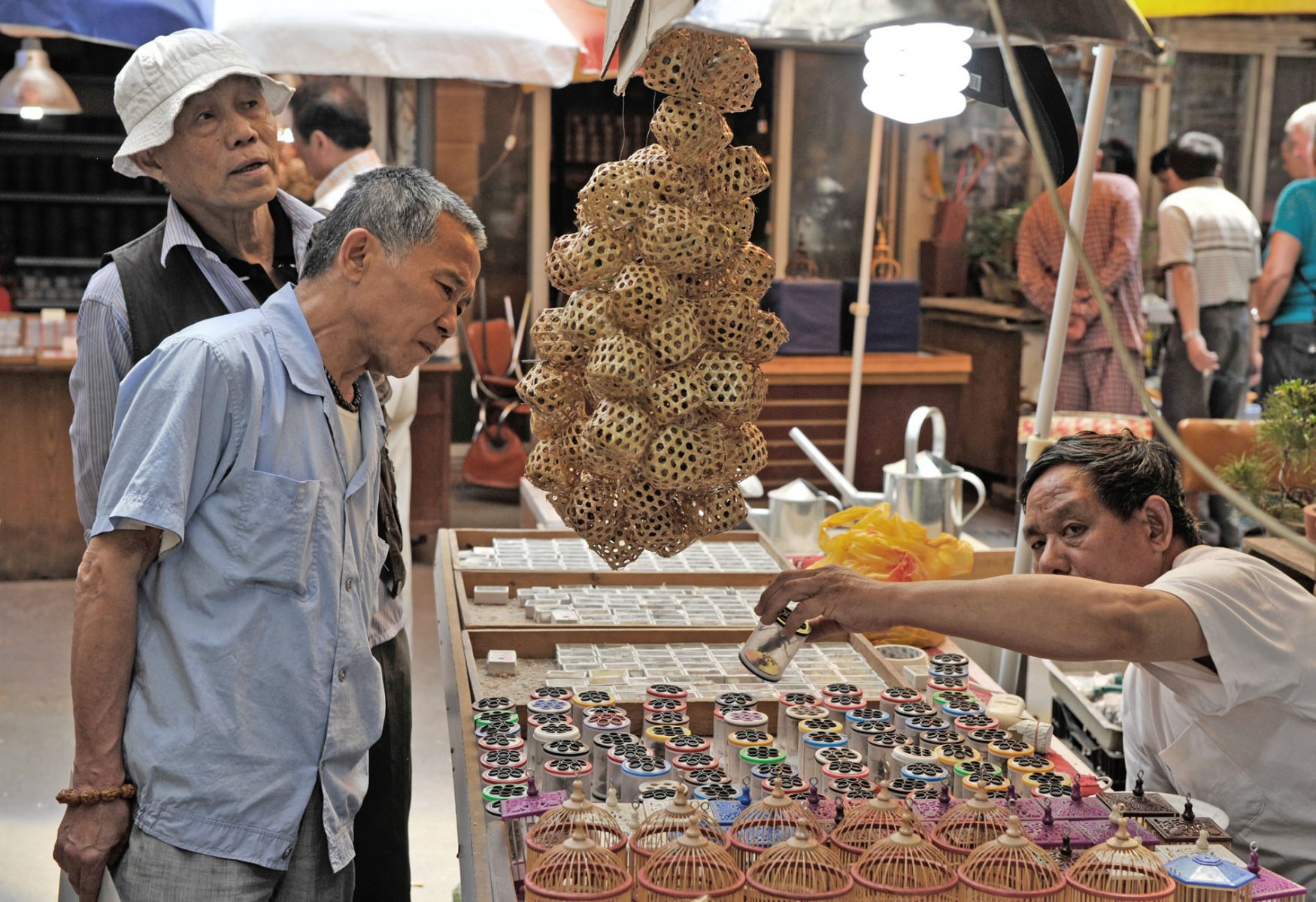 Völlig unübersichtlich ist das Angebot an lebenden Tieren auf einem der traditionellen Vogelmärktre der Altstadt. Dutzende Händler bieten hier neben Singvögeln, Papageien und Wachteln auch Hühner, Schlangen, Schildkröten und Affen an. In den kleinen Körben auf diesem Foto können Interessenten lebende Grillen kaufen. Foto: Boris Roessler