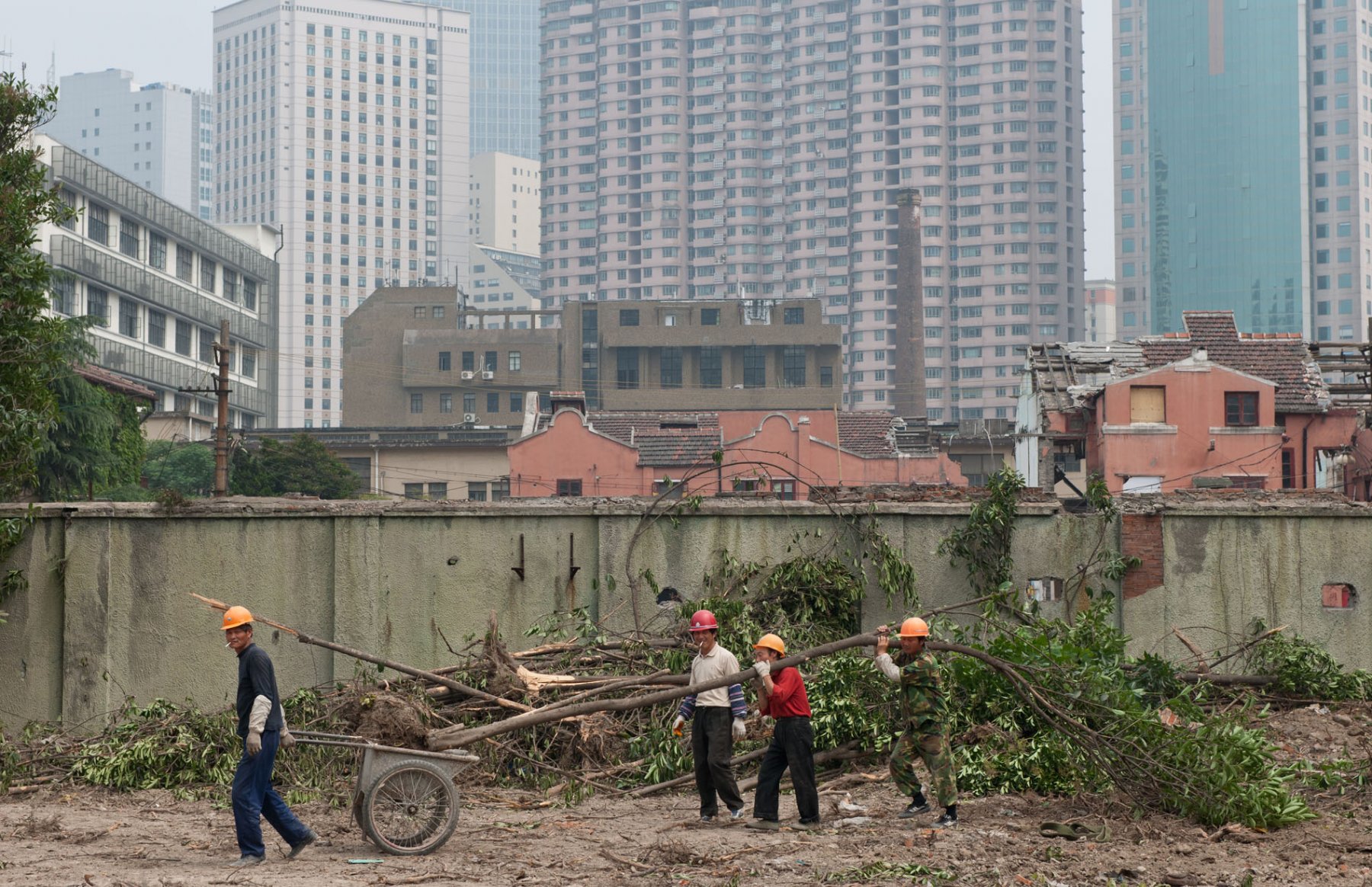 Arbeiter schaffen Platz für noch mehr Bauland. Foto: Boris Roessler