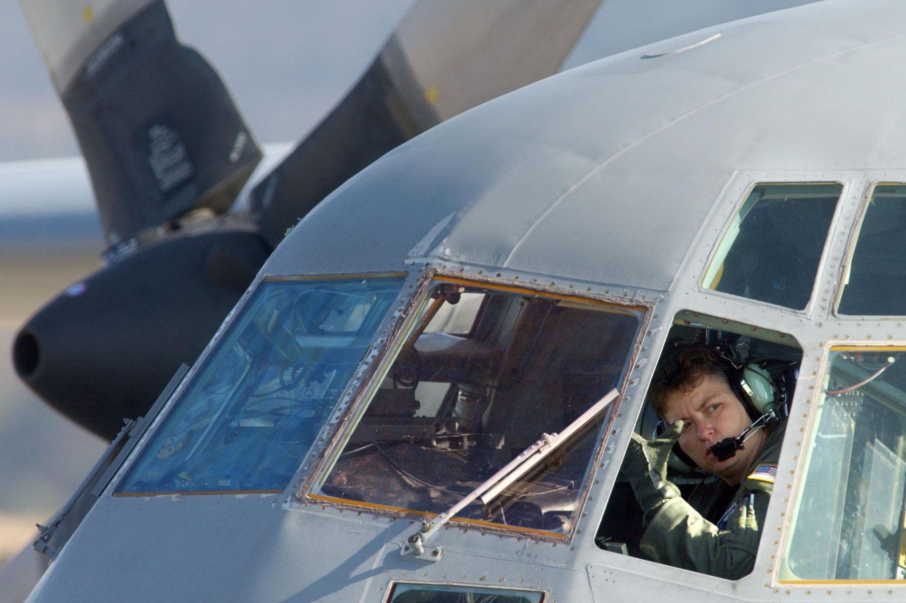 Im Cockpit seiner C-130 "Hercules"-Transportmaschine bereitet sich ein Pilot der US-Luftwaffe auf dem Stützpunkt im rheinland-pfälzischen Ramstein auf den Start vor. Foto: Boris Roessler/dpa
